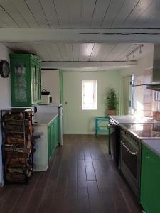 Beachhouse Langeland的厨房或小厨房