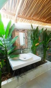 乌鲁瓦图Alamanda Bingin的一间带水槽和镜子的浴室