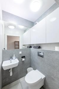 华沙Pokoje Wita Stwosza的浴室配有白色卫生间和盥洗盆。