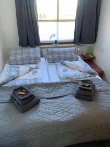 阿尔特瑙Ferienwohnung Kleine Auszeit in Altenau的一间卧室配有两张带毛巾的床