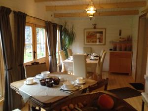 切尔滕纳姆爱丽丝旅馆的厨房以及带桌椅的用餐室。