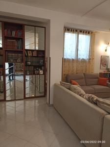 Fonte Nuovala casa che vorresti的带沙发和书架的客厅