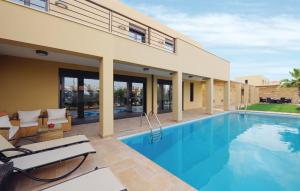 斯法卡基Lovely Home In Rethymno Crete With Private Swimming Pool, Can Be Inside Or Outside的一个带游泳池和庭院的别墅