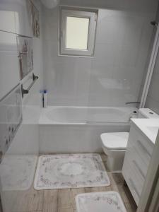 卡斯特利翁-德拉普拉纳Bianca Home的白色的浴室设有浴缸、卫生间和水槽。