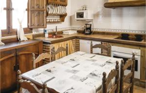 拉霍亚Awesome Home In Villanueva De La Conc, With Kitchen的厨房配有桌椅