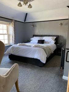 斯基普西Ivy House, three bed cottage, parking garden的一间卧室配有一张大床和黑色床头板