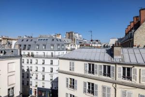 巴黎Hotel Ernest的享有白色建筑的城市美景