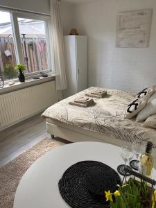 弗利辛恩Studioverhuur Vlissingen的一间卧室配有一张床、一张桌子和一个窗户。
