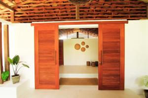 阿廷斯ALTO BONITO的走廊房间的开放式木门