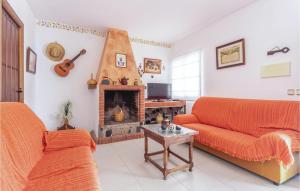 托罗克斯科斯塔Amazing Home In Torrox Costa With Wifi的客厅设有两张沙发和一个壁炉