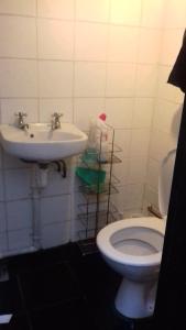 查塔姆Alistair lodge的浴室配有白色卫生间和盥洗盆。