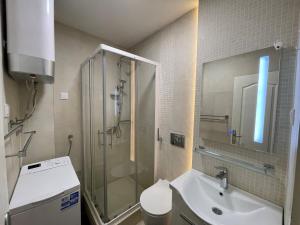布德瓦Perla的带淋浴和盥洗盆的浴室