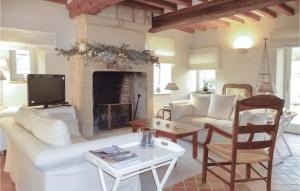 Fontaine-Henry瓦尔杜艾街度假屋的客厅配有白色沙发和壁炉