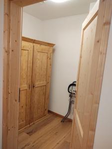 MainleusFerienwohnung Maintalblick的一间空房间,配有木制衣柜和门