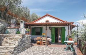 布蒂San Michele的一座带绿门和石墙的小房子
