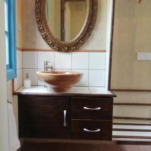 高辛Eco Moyano Posada的一间带木制水槽和镜子的浴室