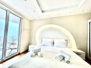 布德瓦Perla的一间卧室配有一张大床和两条毛巾