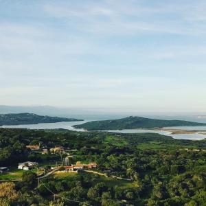 圣特雷莎加卢拉Casa GiovanMarco con vista mare的河流和城镇的空中景观