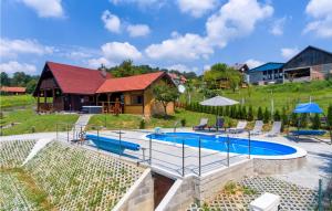 RadakovoStunning Home In Radakovo With Outdoor Swimming Pool的一座带房子的庭院内的游泳池