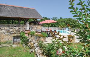 帕迪拉克Lovely Home In Padirac With Wifi的一个带桌子和遮阳伞的庭院和一个游泳池