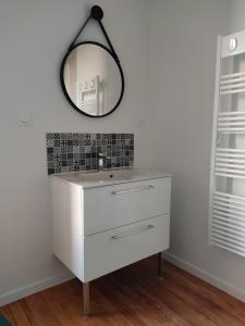 BalleroyGite le Biardais的一间带白色梳妆台和镜子的浴室