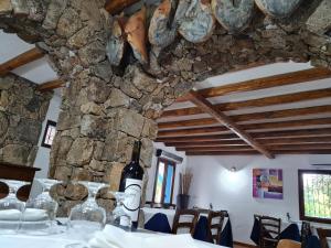 多尔加利Turismo Rurale Filieri的用餐室配有带1瓶葡萄酒的桌子