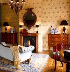 布鲁日布里格诗套房- 豪华酒店的带沙发和壁炉的客厅