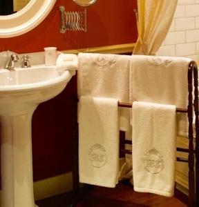 布鲁日布里格诗套房- 豪华酒店的一间带水槽和白色毛巾的浴室