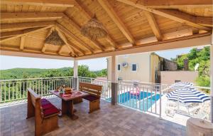 巴比诺波尔杰3 Bedroom Stunning Home In Babino Polje的一个带桌椅的庭院和一个游泳池