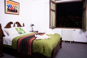 拉巴斯Inca's Room的一间卧室配有带毛巾的床