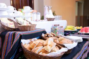 拉巴斯Inca's Room的一张桌子,上面有面包篮子和盘子