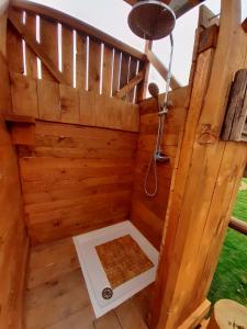 VillelaureLA HUTTE MASSAÏ的中间设有带淋浴的木制屋