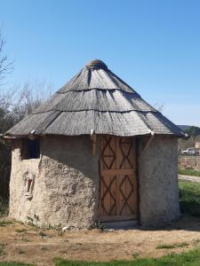 VillelaureLA HUTTE MASSAÏ的茅草屋顶和门的小小屋