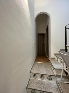 奇尼斯Sagra Vacanze Cinisi的大楼内带楼梯和门的走廊