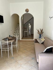 奇尼斯Sagra Vacanze Cinisi的客厅配有沙发和桌子