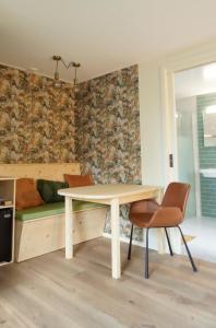 斯塔普霍斯特Bed and Breakfast het Groentje的一间带桌子和沙发的用餐室