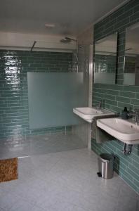 斯塔普霍斯特Bed and Breakfast het Groentje的浴室设有2个水槽和镜子