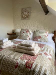 ChideockChiddy Nook Cottage的床上配有毯子和枕头