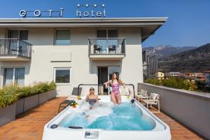 托尔博莱GoTì Hotel的两人在酒店阳台上的热水浴缸中