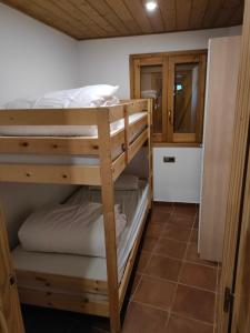 利亚沃尔西Apartment in Llavorsi in the heart of the Catalan Pyrenees的客房内的两张双层床