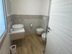 丰尼S' apossentu的一间带卫生间和水槽的小浴室