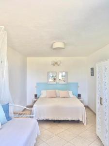 圣凯撒利亚温泉La Dimora di Ulisse的一间卧室配有一张蓝色床头板的床