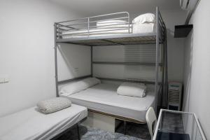 马德里Habitación Familiar的一间小房间,内设两张双层床