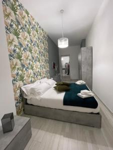 维科德尔加尔加诺Arcaroli Borgo Vico "La casetta"的一间卧室设有一张大床和一面墙