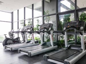 乔治市Tropicana 218 Macalister Netflix High Floor的健身房的一排有氧运动器材