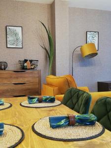 汉普顿茵雅顿Executive Apartment nr NEC, BHX, Resorts World的客厅配有两把椅子和一张桌子