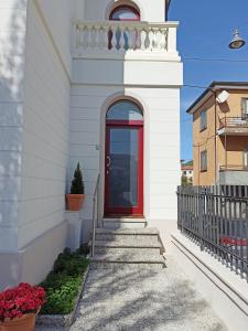 巴塔利亚泰尔梅Ca' D'Agostino的白色房子边的红色门