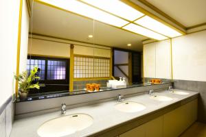 高野山高野山 宿坊 龍泉院 -Koyasan Shukubo Ryusenin-的一间带三个水槽和大镜子的浴室