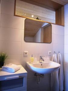 梅劳Studio Bergblick的一间带水槽和镜子的浴室