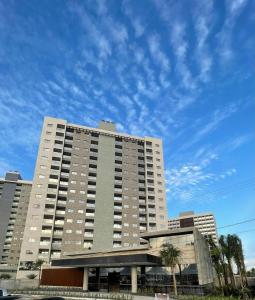 萨利诺波利斯Salinas Premium Resort的蓝天前的大建筑